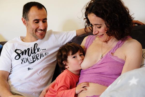 Como en la anterior imágen, pero en ésta los padres miran a Aimar y éste a la cámara mientras su manita derecha descansa sobre la tripa de Noelia, en un trozo de piel que la camiseta deja al aire.