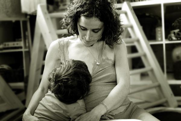 Blanco y negro. Aimar mama de espaldas a la cámara mirando a su madre a los ojos