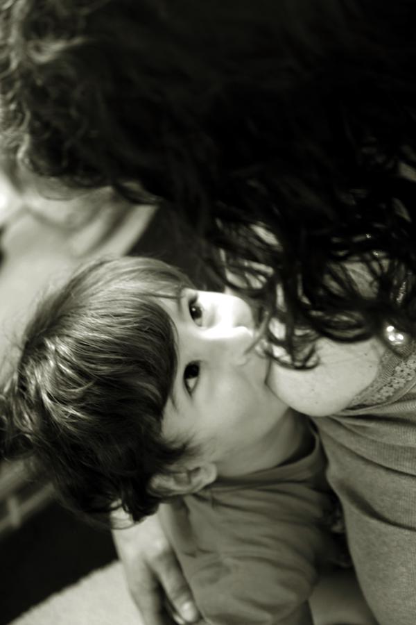 Blanco y negro. La mirada del niño a su madre, mientras mama, tan significativa para la madre lactante